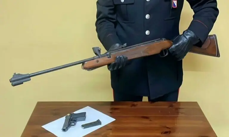 Fa il pieno di sigarette e benzina ma è lui a voler essere pagato: titolare minacciata cona pistola