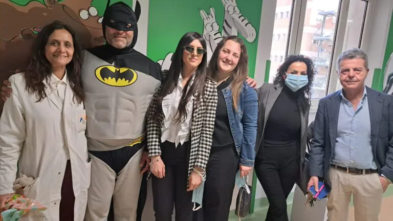 Uova e giocattoli, l’associazione fa visita ai bambini dell’ospedale