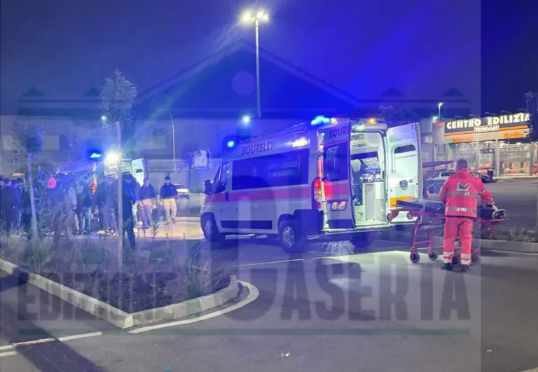 Scontro tra motoveicoli nel parcheggio del fast food: 2 giovani a terra