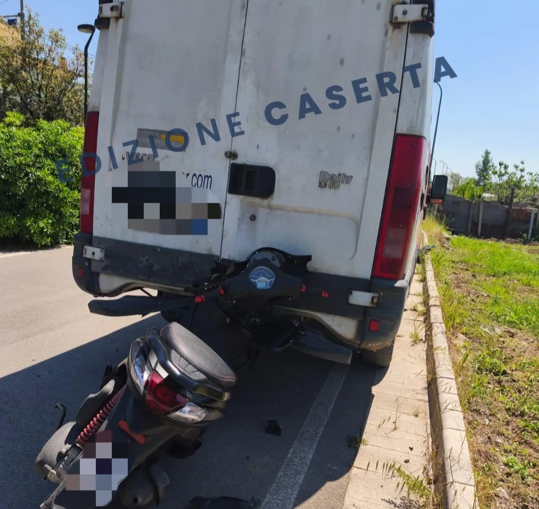 Sedicenne si schianta con la moto contro furgone