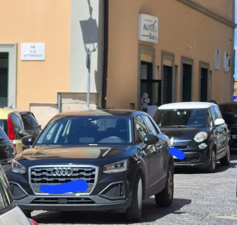 Parcheggio selvaggio in piazza, sosta breve diventa impossibile