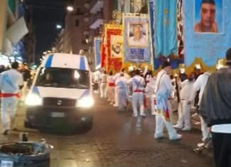 Madonna dell’Arco, processione finisce in sparatoria: 2 colpiti da proiettili