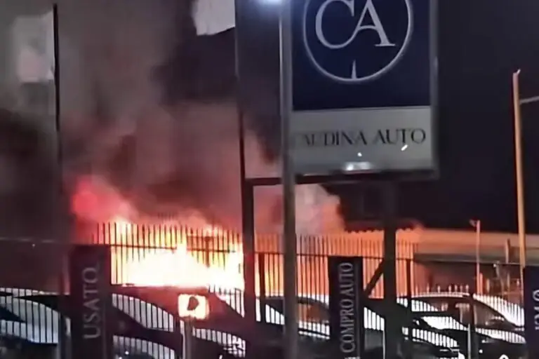 Rogo devasta concessionaria di auto sull’Appia