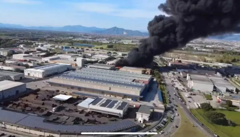 Stop messe, finestre chiuse per obbligo e riunione d’emergenza: la nube nera ora fa paura