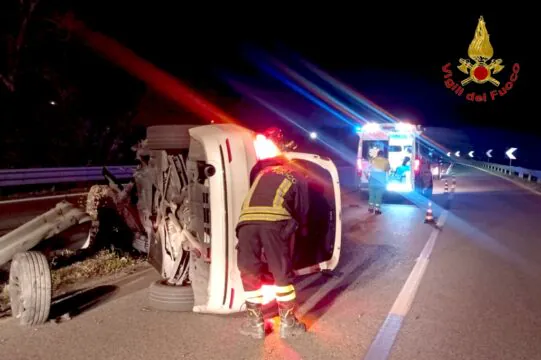 Vettura si ribalta in autostrada, intrappolato dalle lamiere