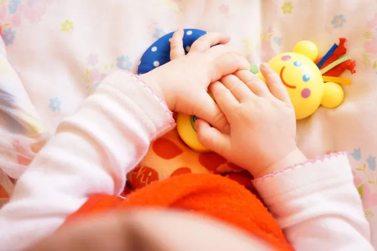 Si cercano 20 baby sitter per sorveglianza e cura dei bambini