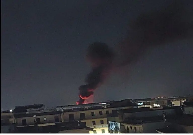 Hinterland ripiomba nell’incubo: capannone in fiamme e nube nera