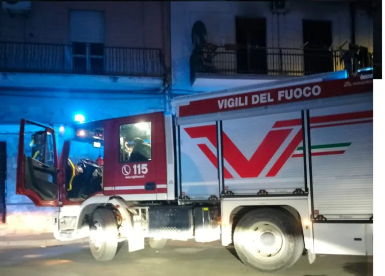 Casa in fiamme, muore anche la moglie: l’ipotesi choc del raid