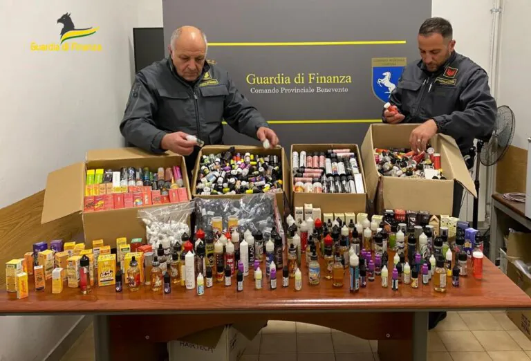 Sigarette elettroniche, sequestro record di flaconi