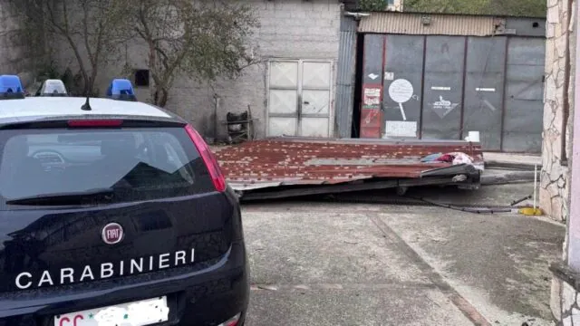 Raffiche di vento, lamiera vola via e tramortisce passante