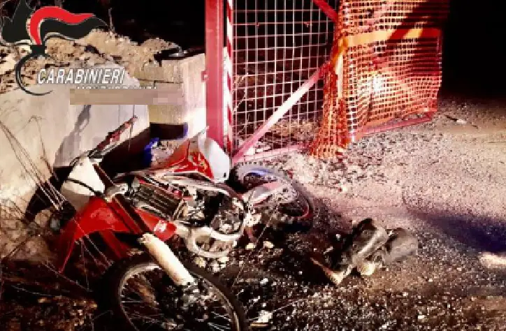 Bimbo accende la moto da cross del padre e lo travolge