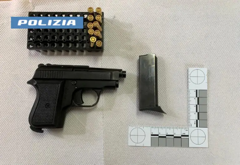 Polizia lo blocca mentre va in giro con la pistola pronta a sparare