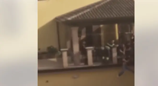 Scavalca per lanciarsi di sotto a Pasqua. IL VIDEO CHOC