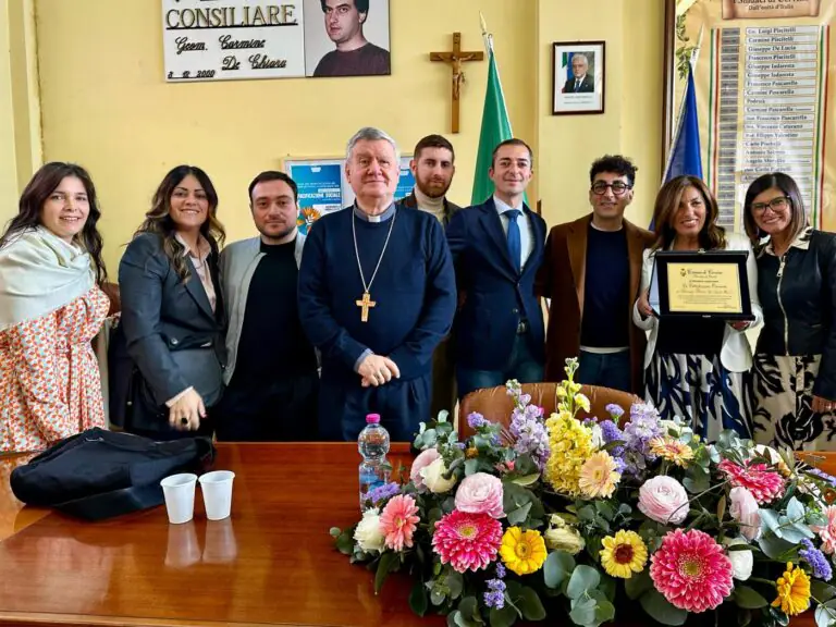 Comune premia con la cittadinanza onoraria la nota influencer e guida turistica della Campania