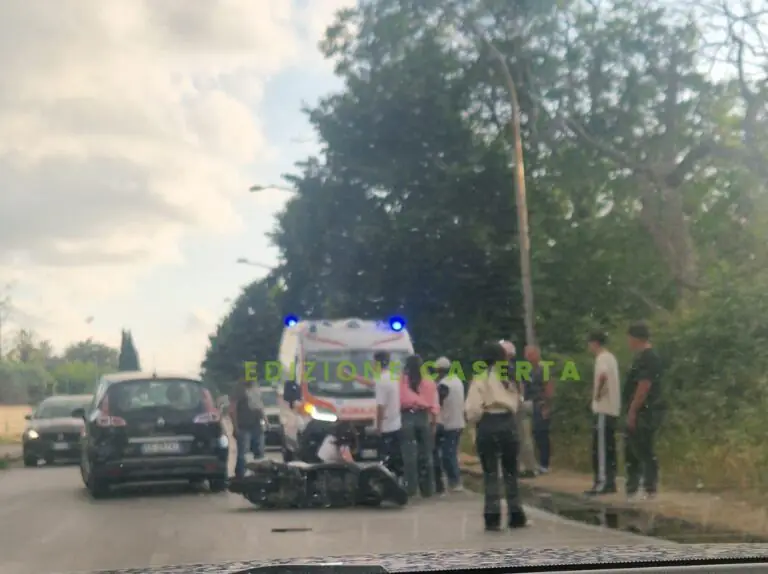 Schianto in via Napoli: ferito centauro