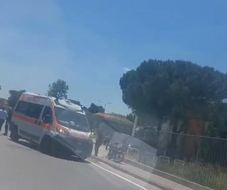 Travolto nei pressi del supermercato, ciclista finisce a terra