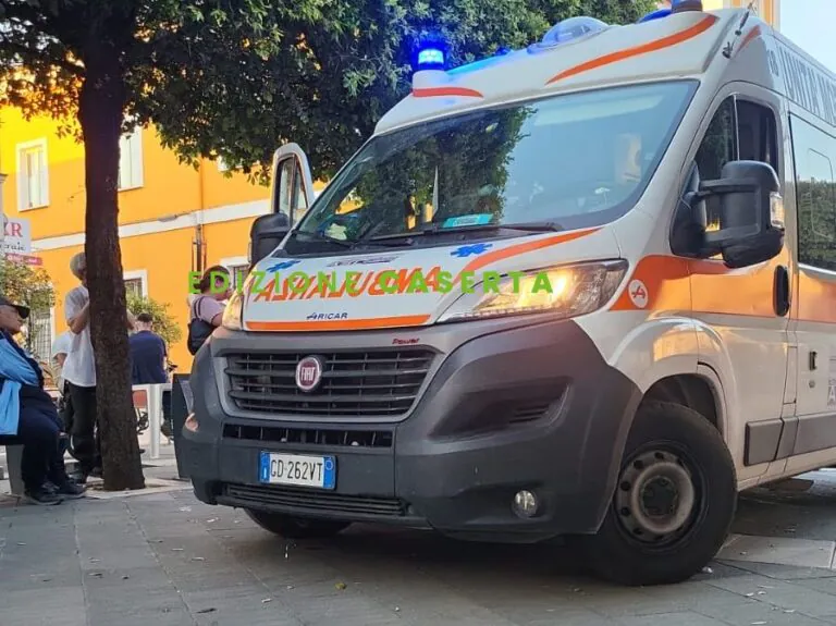 Grave malore davanti al Comune: arriva ambulanza