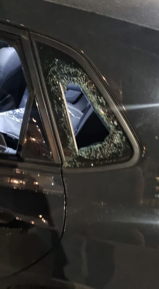 Assaltano auto nel parcheggio del centro commerciale