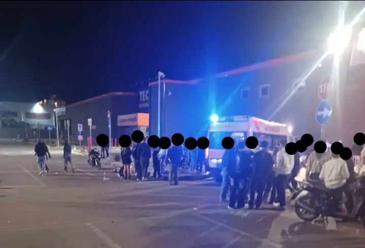 Ennesimo schianto fuori il centro commerciale: ferito 17enne