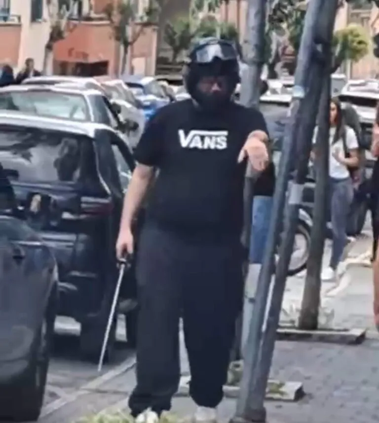 Sguaina la spada davanti a studenti fuori il liceo: le reazioni di residenti e comitato