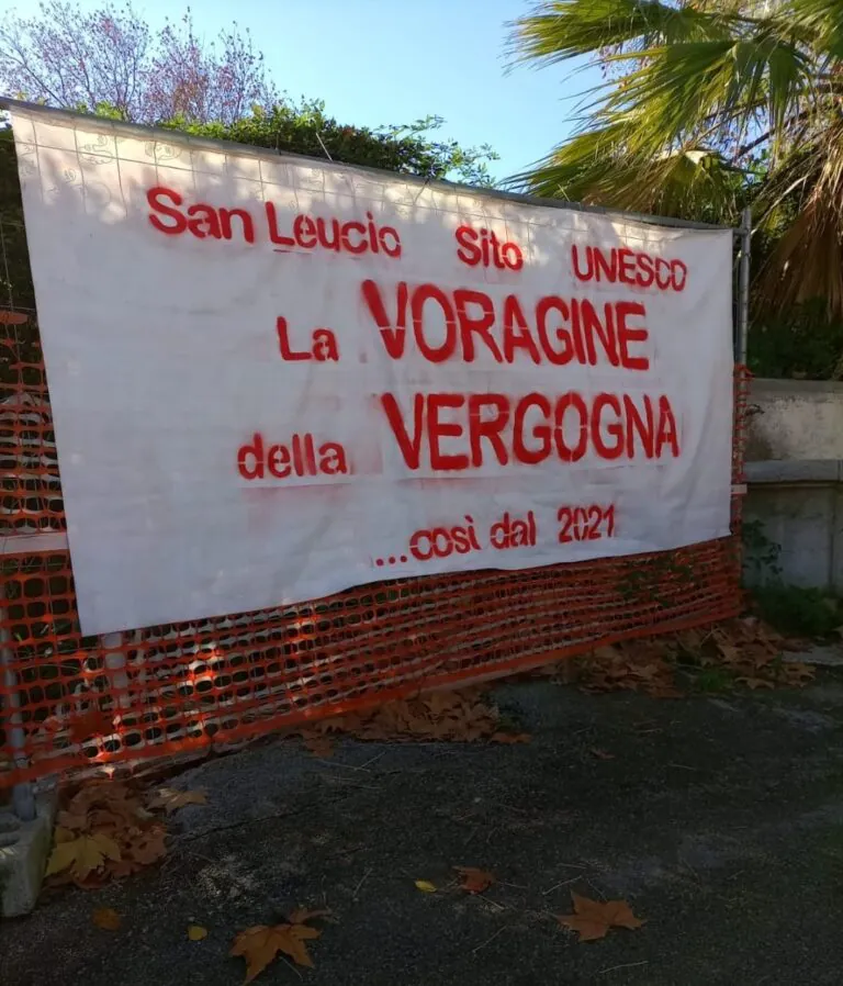 Maxi voragine in piazza abbandonata da anni: cittadinanza e associazioni insorgono