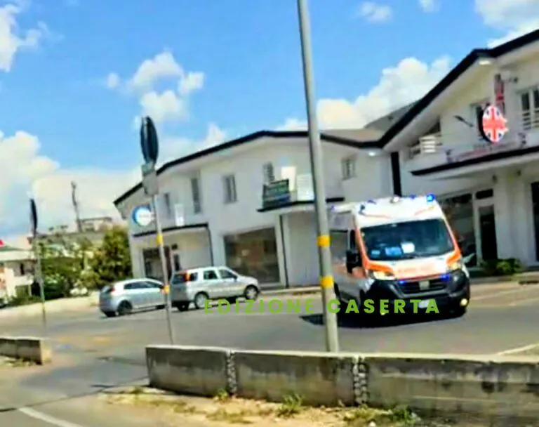 Paura sul cavalcavia, malore per una donna in auto. Trasportata in ospedale