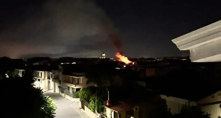 Edificio va a fuoco nel cuore della notte: l’intervento dei pompieri