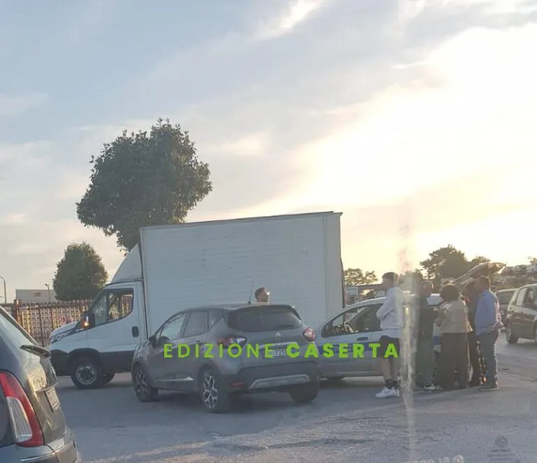 Scooter si schianta contro furgone, centauro trasportato in ospedale