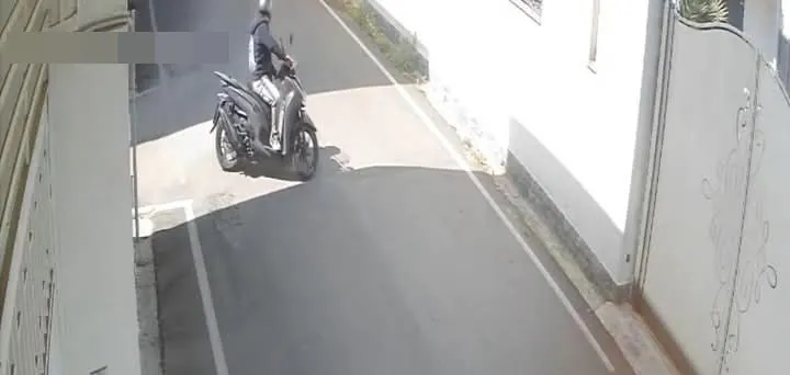 Finge di chiedere informazioni e le strappa la collana: donna sotto choc