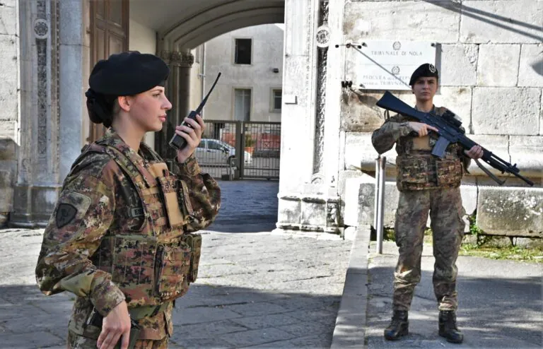 Stramazza a terra a 21 anni, decisivi i militari dell’Esercito