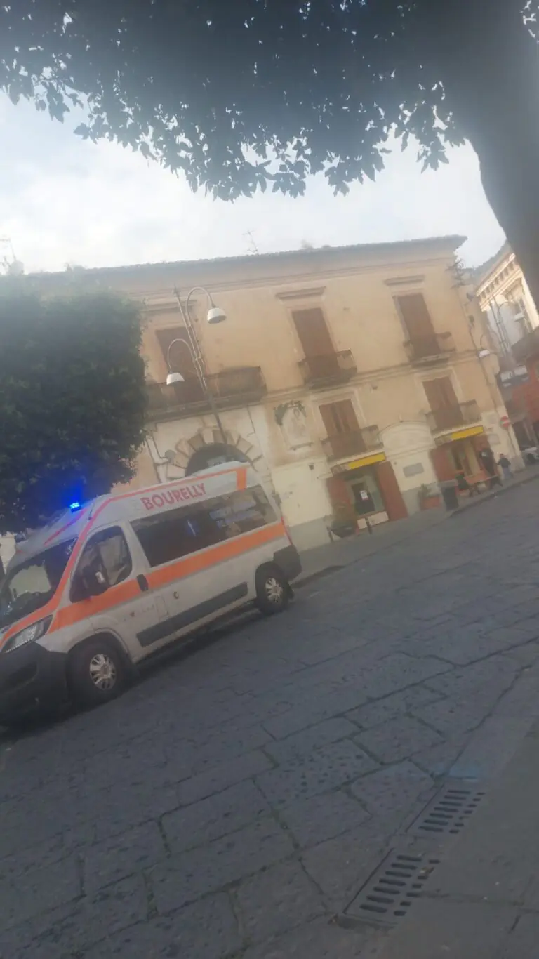 Pitbull rischia di sbranare una nonnina in strada: trasportata d’urgenza in ospedale