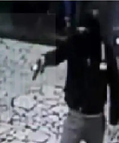 Ragazzini si trovano i ladri davanti dopo raid in casa. Uno era armato