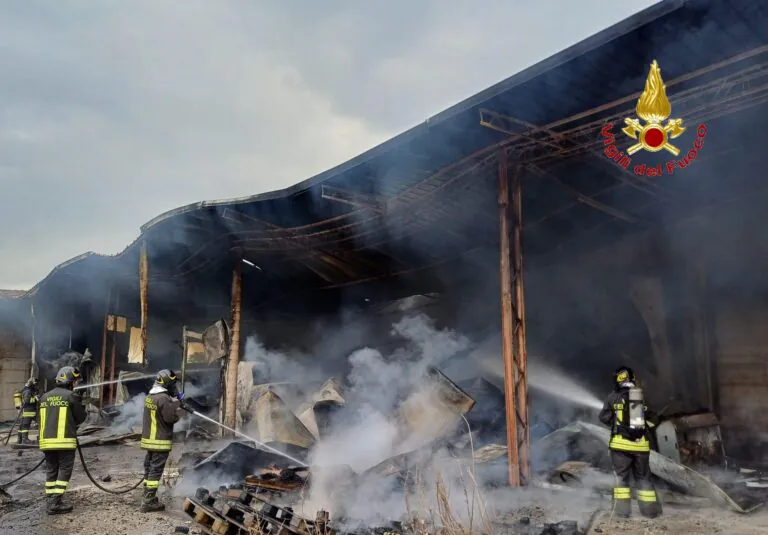 Scoppia incendio in un capannone al confine tra 2 comuni, maxi nube visibile da chilometri