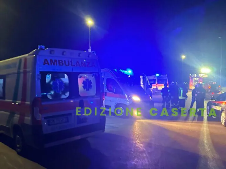 Scontro in moto per due giovani, conseguenze choc per centauro