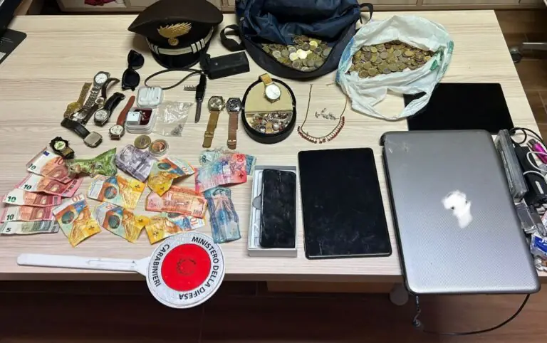 Minacciata col coltello in casa, ladro fermato alla stazione: stava già scappando
