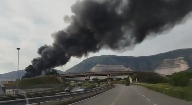 Fumo nero dal Cis, ditta in fiamme: allarme in due province. Video