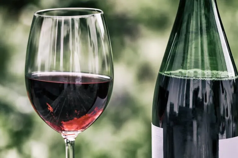 Si cercano volontari che dovranno bere vino tutti i giorni per i prossimi 4 anni: come partecipare