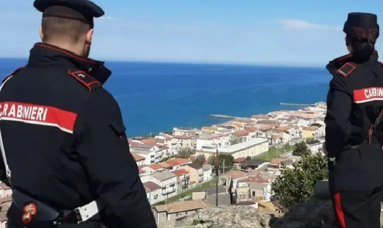Killer in fuga si confonde tra i turisti: scovato e arrestato