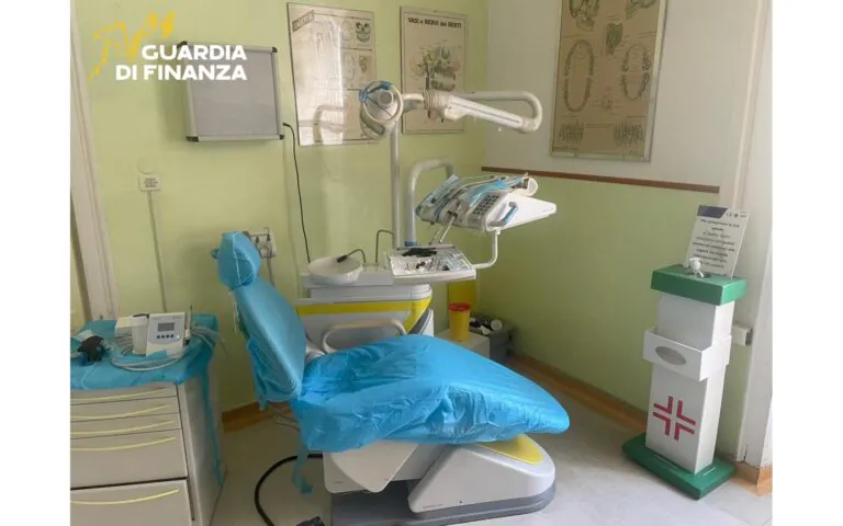 Paziente danneggiata durante trattamento estetico, dentista nei guai