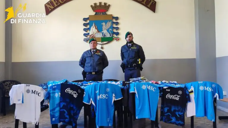 Finanza piomba nella festa scudetto, sequestrate maglie: 18 nei guai