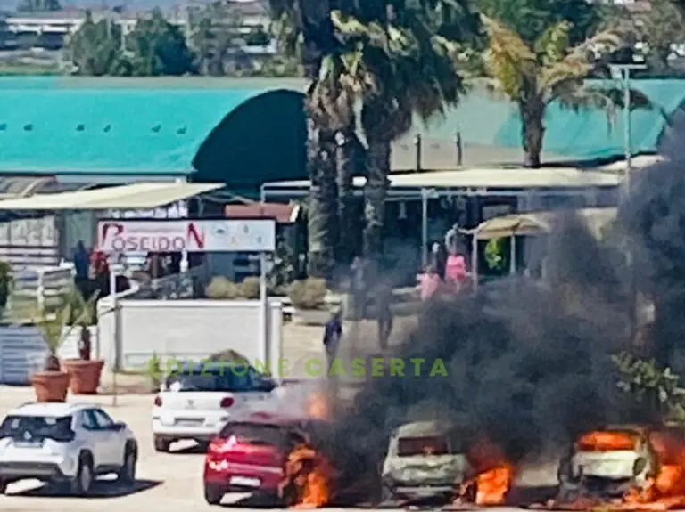 Macchine in fiamme nel parcheggio del centro sportivo/piscina