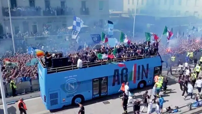 Rapina durante la sfilata scudetto, presi due giovani: volevano soldi dalla vittima