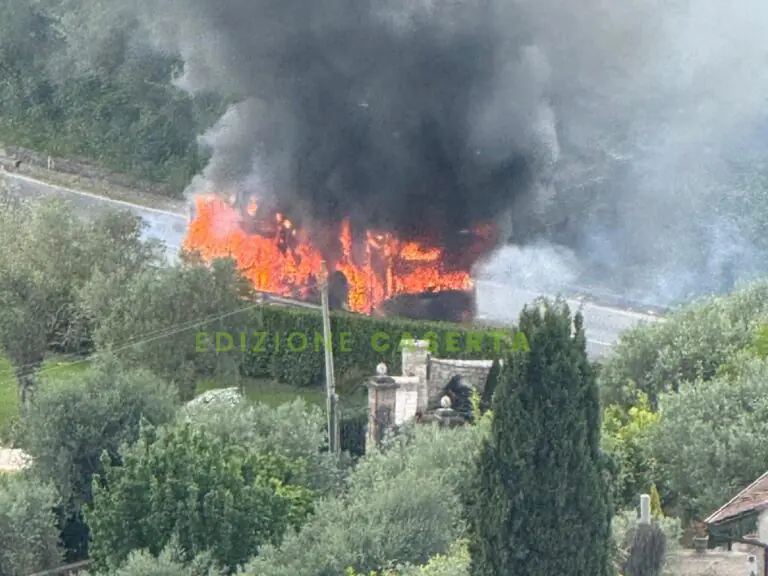 Incendio: strada provinciale bloccata, pullman avvolto dalle fiamme