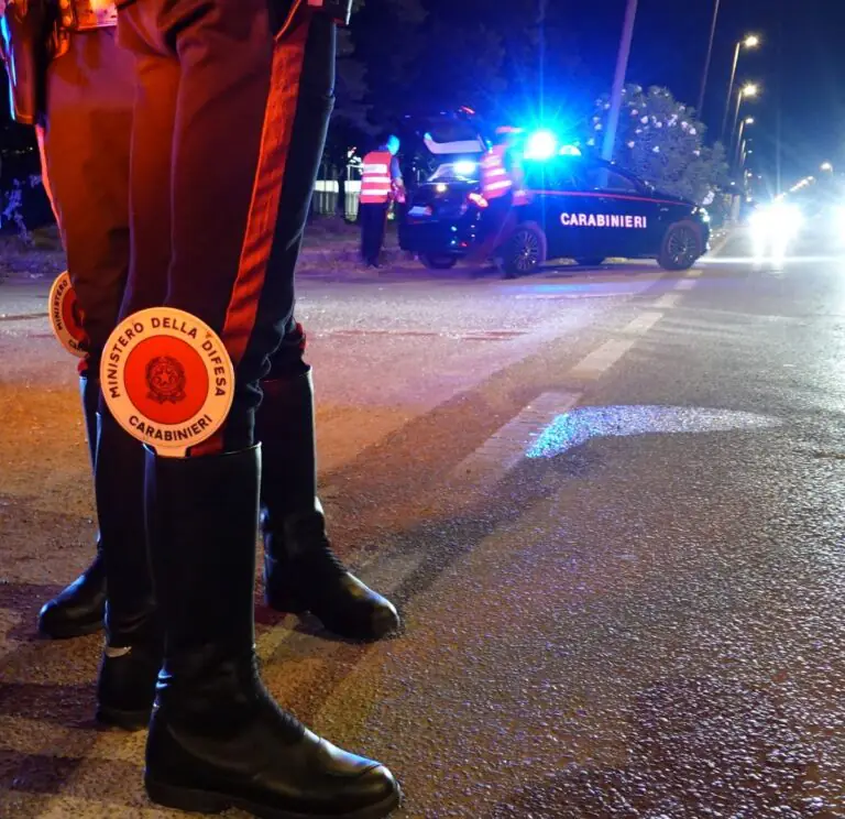Beccato con droga addosso e in casa dai carabinieri: 23enne nei guai