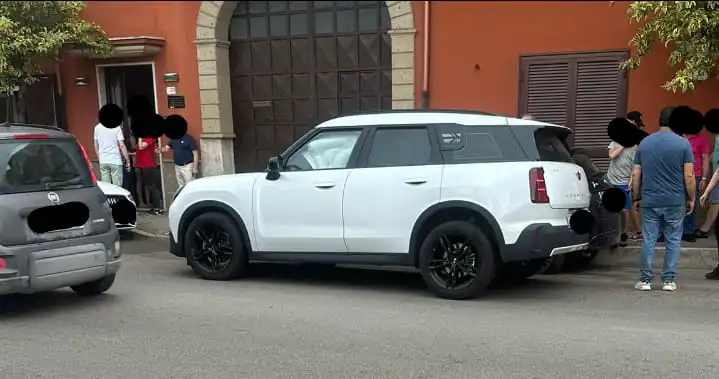 Perde il controllo e si schianta contro auto in sosta, colto da malore