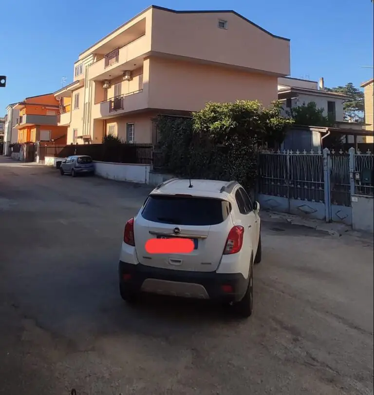 Auto sospetta abbandonata in mezzo alla strada: l’allarme dei residenti