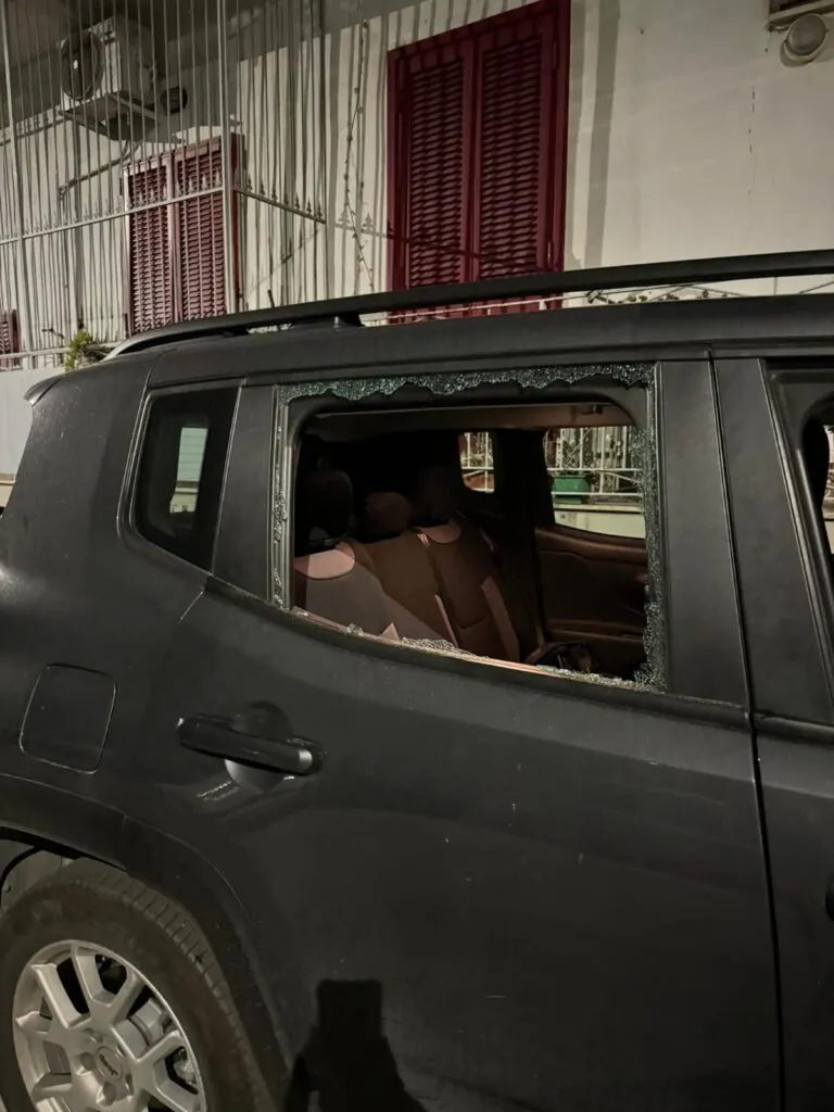 Assaltano tutte le auto parcheggiate nei pressi della farmacia: “Una vergogna”