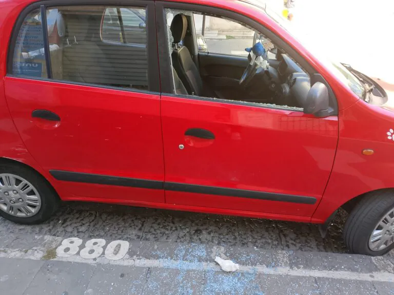 Ladri scatenati: assaltano auto e portano via i documenti