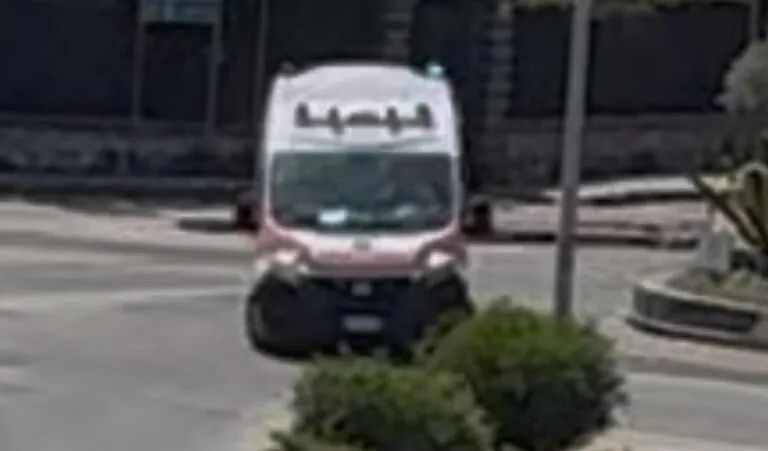 Cade da bici e resta ferito, corsa in ospedale per ciclista