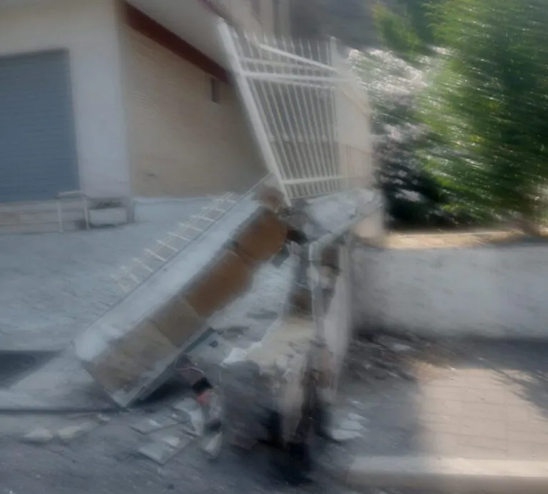 Camion distrugge ingresso dello stabile